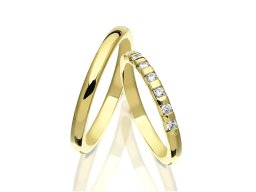 Eheringe in Gold, gelb, zart, Dame mit Diamanten