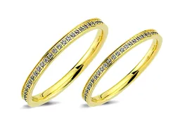 Zarte Eheringe in Gelbgold, Diamanten rundum