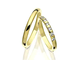 Eheringe in Gold, gelb, zart, Dame mit Diamanten