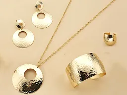 Damenschmuck in Silber vergoldet, gehämmert